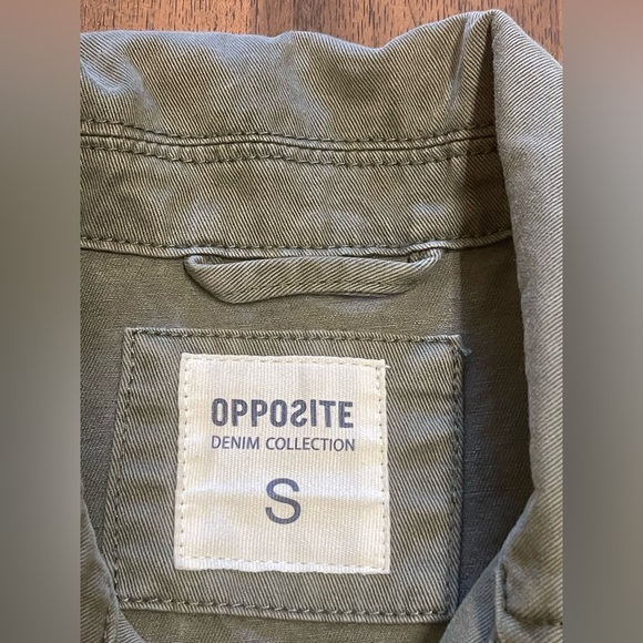 OPPOSITE
Green Utility Jacket with Epaulettes and Collared Neckline - Picture 9 of 9